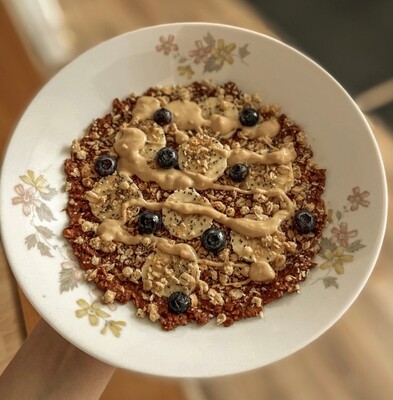 Ovsená kaša s ovocím a orechovým maslom