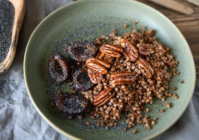 Pohánková kaša so slivkami a makom 