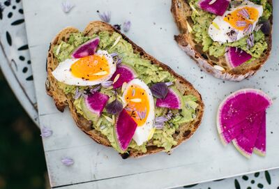 Avokádový toast s perfektným vajíčkom a reďkovkou