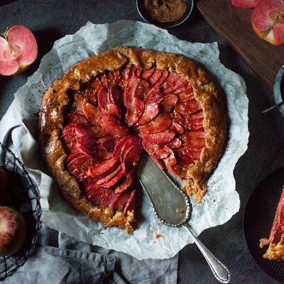Galetka s červenými jablkami