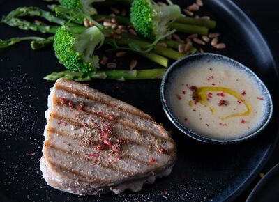 Tuniakový steak s baby špargľou a citrónovou omáčkou 
