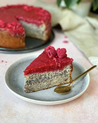 Makový koláčik s makovým a malinovým pudingom 