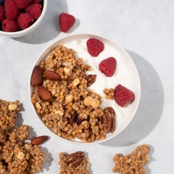 Granola slaný karamel s bielou čokoládou proteínová 350g Vilgain